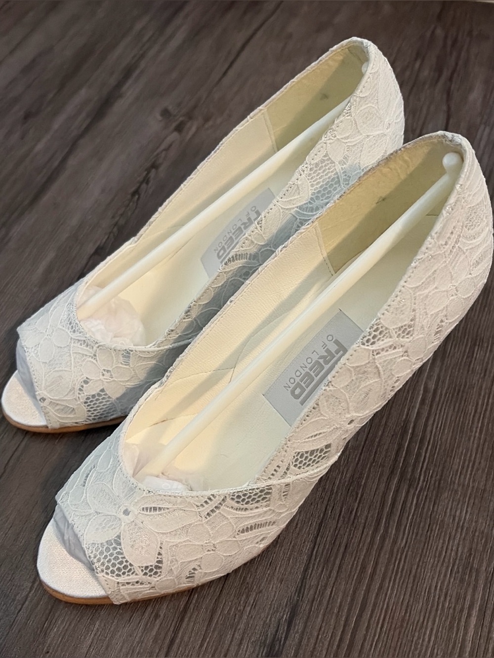 Women's White Lace Peep-Toe Pumps